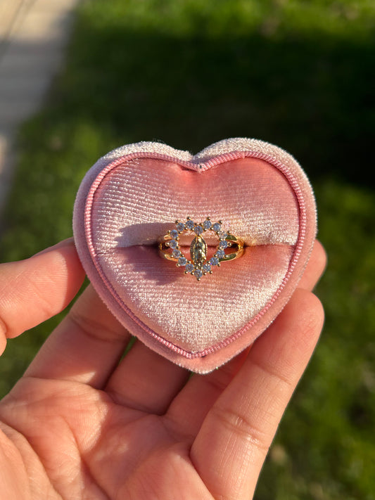 small corazón virgencita ring