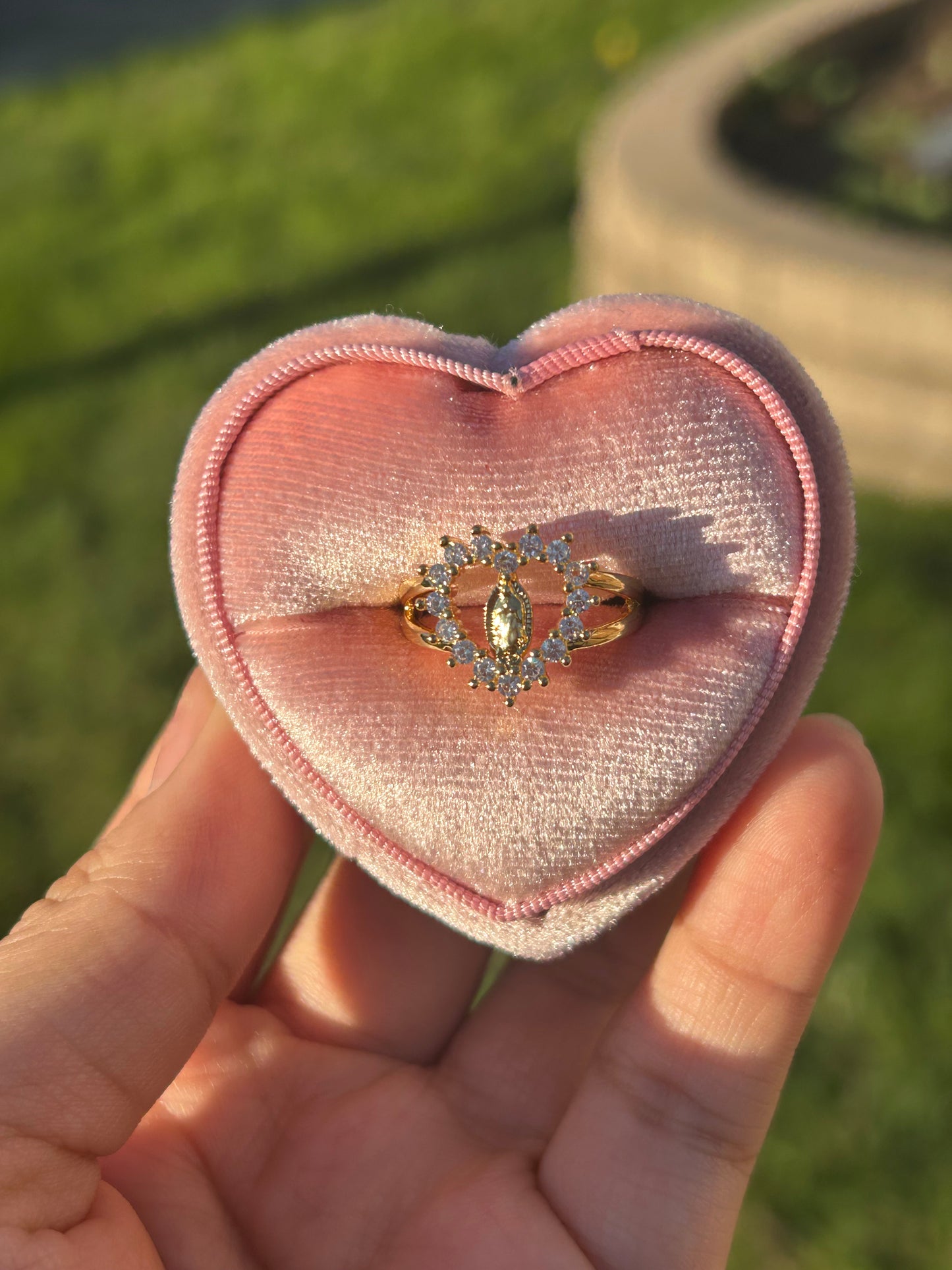 small corazón virgencita ring