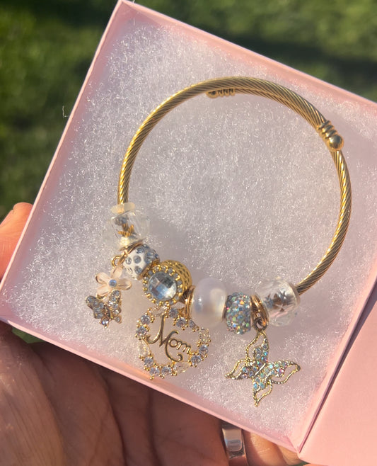 “Mom” heart charm bracelet